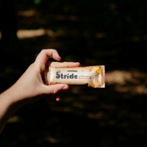 Des barres pensées pour la performance. Chaque portion apporte 33 % des besoins quotidiens en vitamine D, pour soutenir énergie, immunité et récupération. 💥 Avec des protéines complètes et des glucides à libération lente, elles offrent un carburant stable et durable, parfait avant, pendant ou après l’effort.